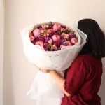 دسته گل رز ژولیت و رز مینیاتوری مدل شهنیا کد 11033 - بلورا